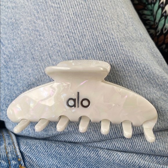 ALO Yoga 90s Claw Clip Pearl White Hair Accessory Gym - Picture 7 of 8